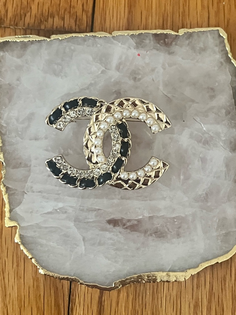 Elegant brooch